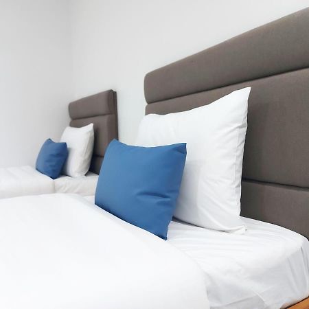 Airobedz Makati - A Value Hotel Манила Экстерьер фото