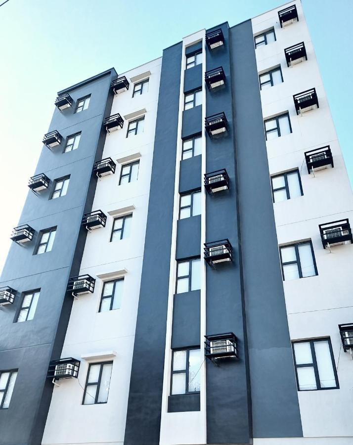 Airobedz Makati - A Value Hotel Манила Экстерьер фото