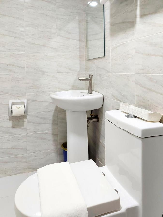 Airobedz Makati - A Value Hotel Манила Экстерьер фото
