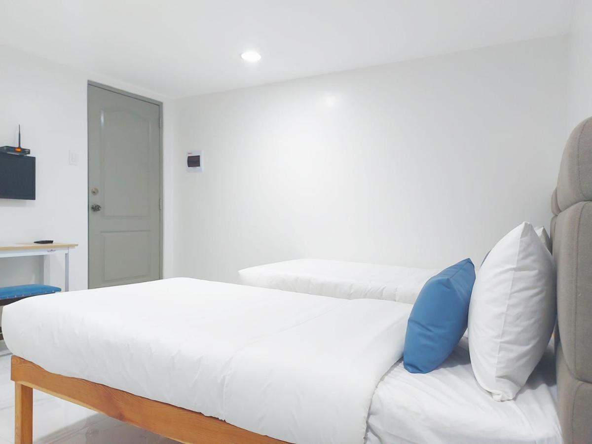 Airobedz Makati - A Value Hotel Манила Экстерьер фото
